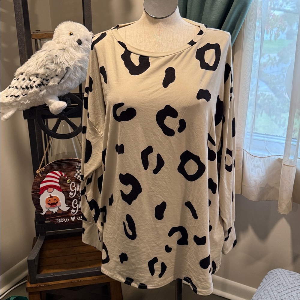 NWT LuLaRoe Nora Cream and Black Patterned Top - Size: 3XL